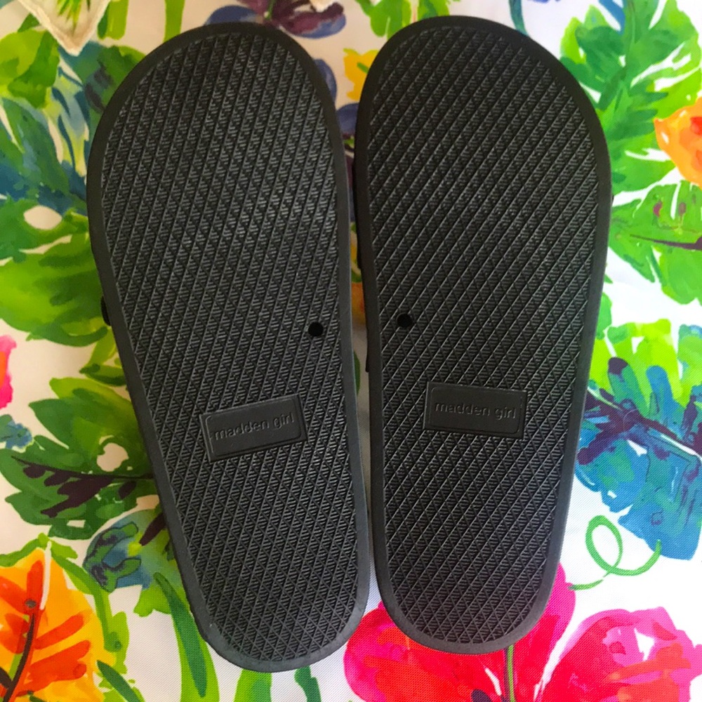 Brand New Madden Girl Flynn Black & Gold Sandals - Picture 6 of 16